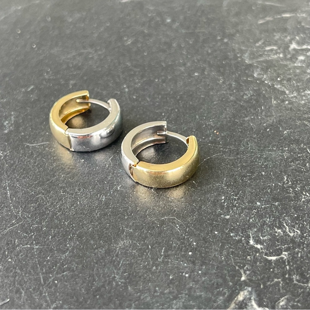 14kt. Yellow and white gold hoop earrings with snap closure